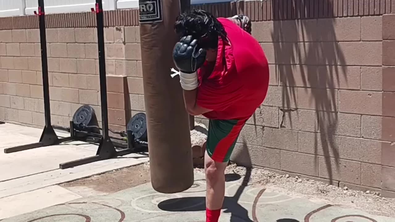 150 Pound banana Bag Workout part 13. muay thai drill work!