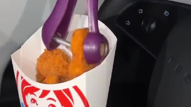 HOW WENDYS CEO EATS NUGGIES!!😳#shorts