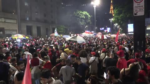 Brazil: supporters celebrate as Lula holds narrow leads | AFP