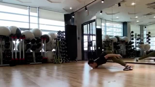 Dancer Shows Cool Contortion Moves While Practicing For Breakdance Competition