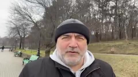Cum sa scăpăm de calchierea “de rând cu”? Zicem: alături de, laolaltă, deopotrivă, concomitent, etc.