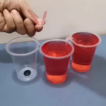 A straw divides three cups of water equally, I used the method of rainbow water absorption