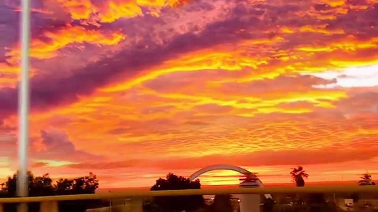 Dazzling Sunset Stuns In Vibrant Colors