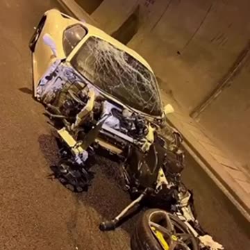 Ferrari Crash at 325 km⧸h in a Tunnel!