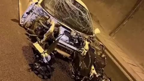 Ferrari Crash at 325 km⧸h in a Tunnel!