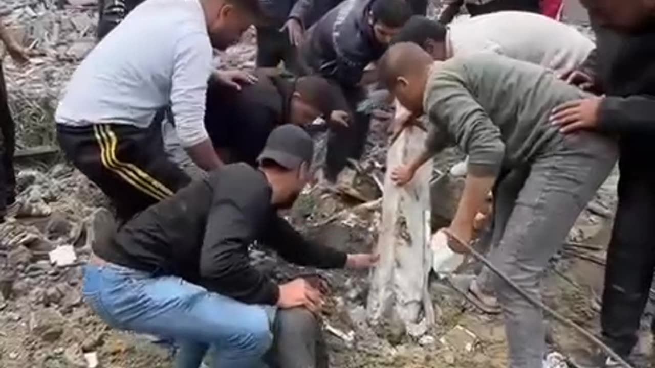 Pesawat tempur Israel menghancurkan rumah-rumah di atas kepala penghuninya