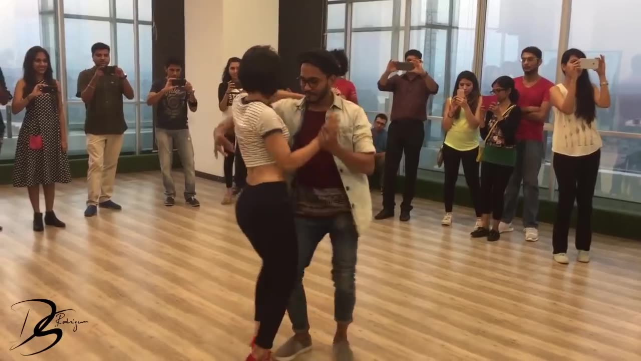 Popular_dance_from_thailandgirl