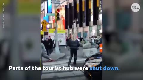 Manhole explosion causes panic in Times Sq