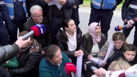 “Ne s'kemi bukë”- Banorja e Bërxullës_ Belinda Balluku ha byftek 1 mln lekë, Rama 10 mln lekë...