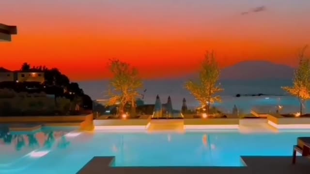 ever bathed in the pool at sunset? 😍