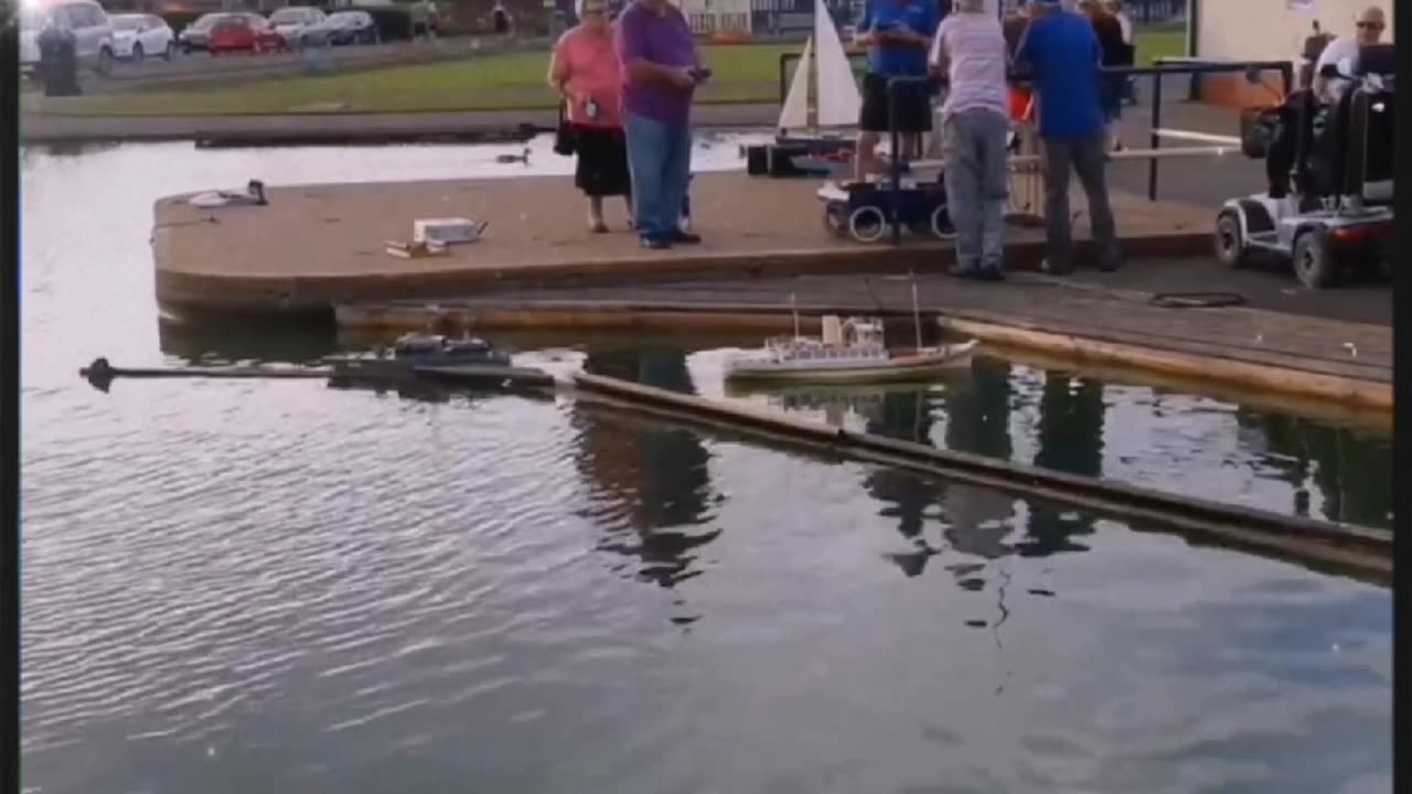 August 2015, we come across RC boats on the boating lake