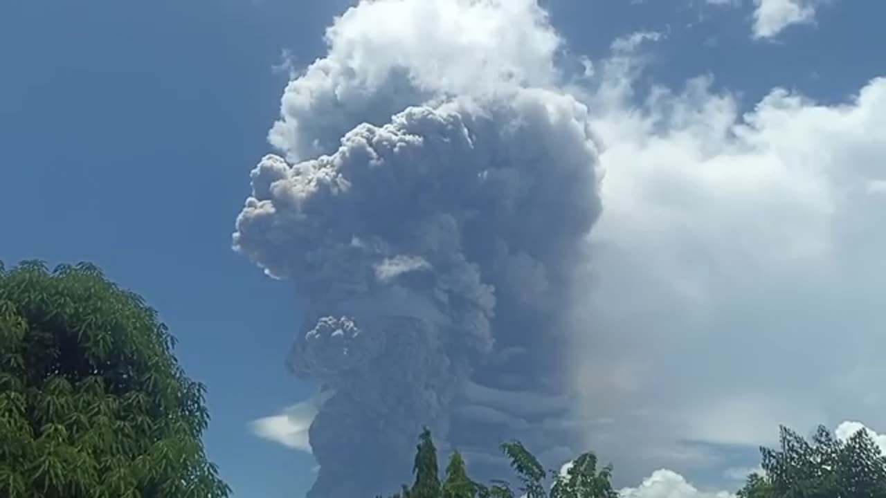 Indonesia volcano belches colossal ash tower | AFP