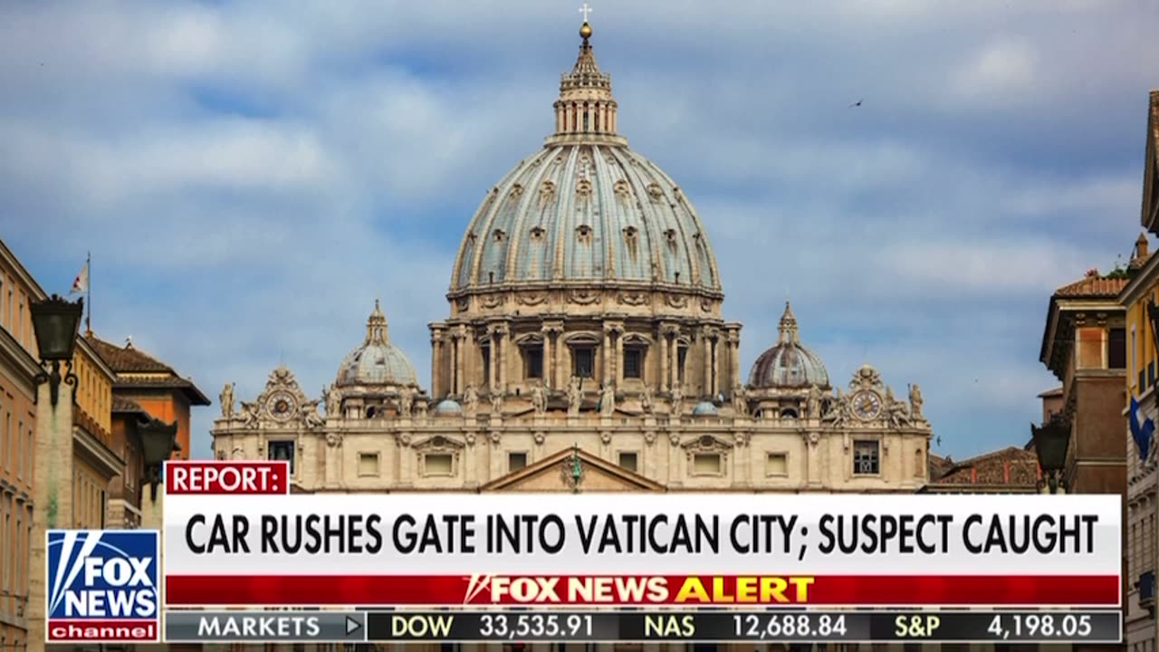 🚨 Car rushes gate into Vatican City suspect caught