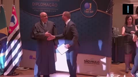 Eduardo Bolsonaro e Ricardo Salles são vaiados durante diplomação