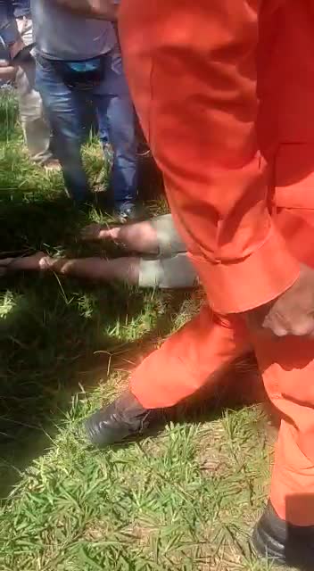 HOMEM CORTA PULSOS NO GALPÃO DA POLÍCIA BRASÍLIA 09-01-2023