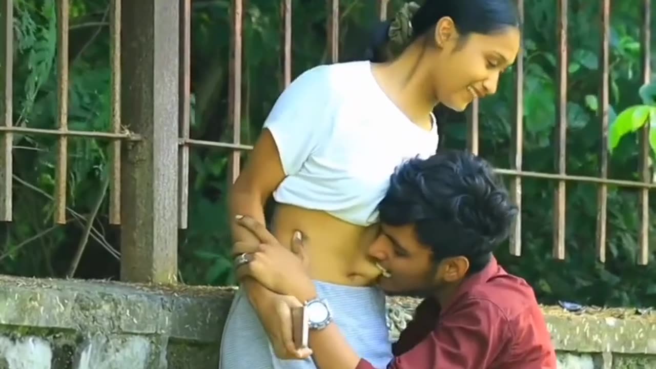 Girls enjoys navel kissing in public