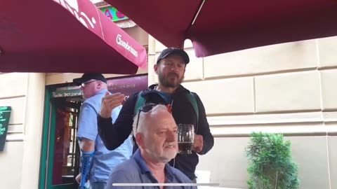 Ukrajinská obsluha odmítla obloužit české zákazníky se svatojiřskou stuhou v na Letné