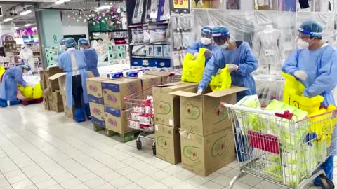 Staff sleep at supermarket to keep Shanghai fed