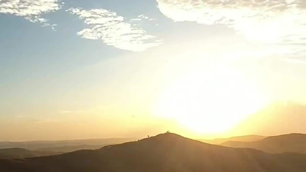 Pemandangan indah di puncak gunung