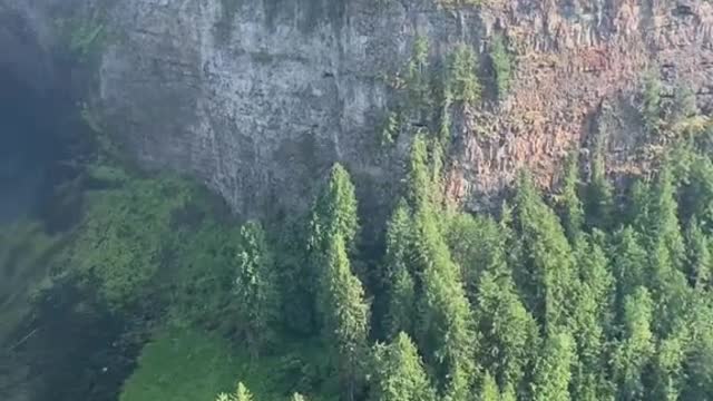 🇨🇦Canada, Helmken Waterfall