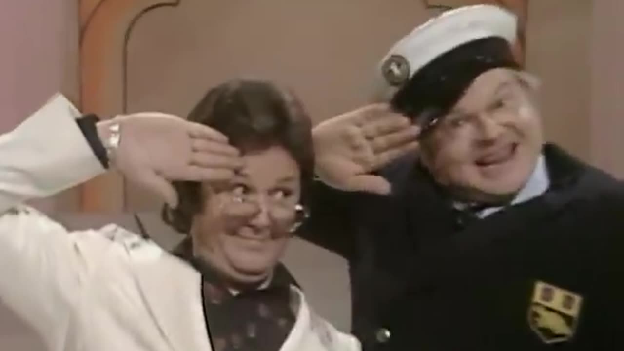 Benny Hill - Le Crowner