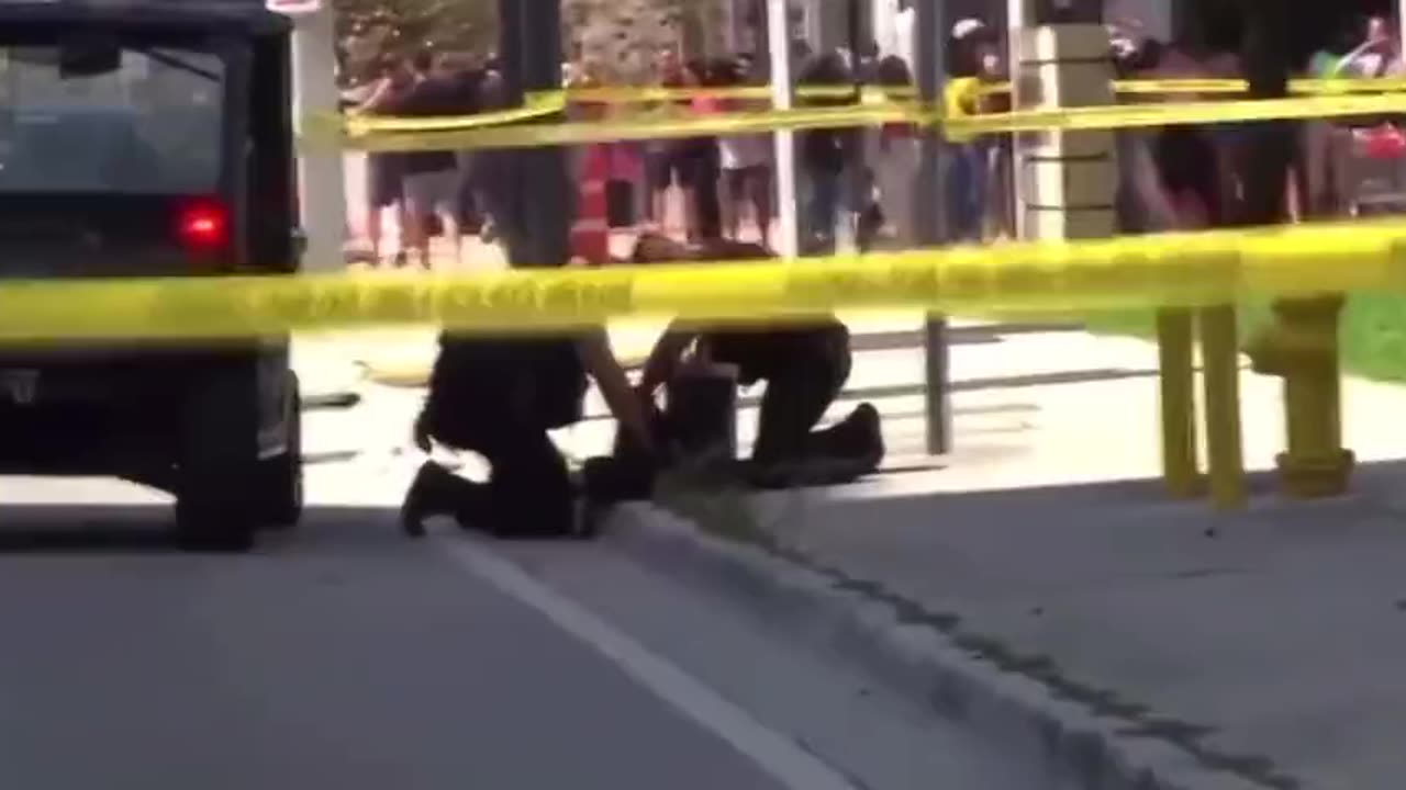 Miami Police Move Crowd back due to alleged bomb threat outside courthouse