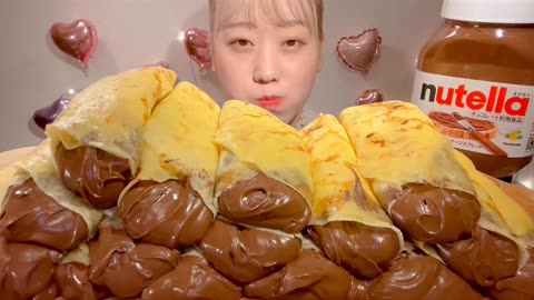 Asmr muckbang eating choclate roles nautilla