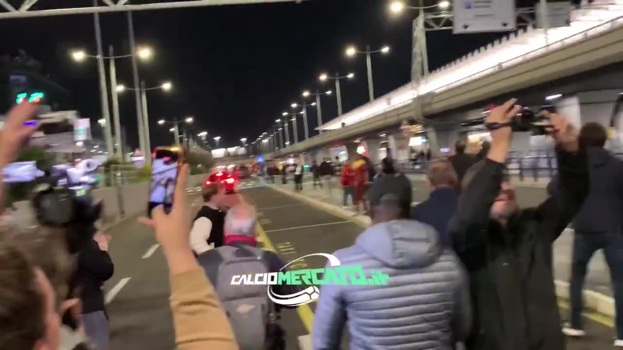 Roma fans welcome back new coach Ranieri at airport