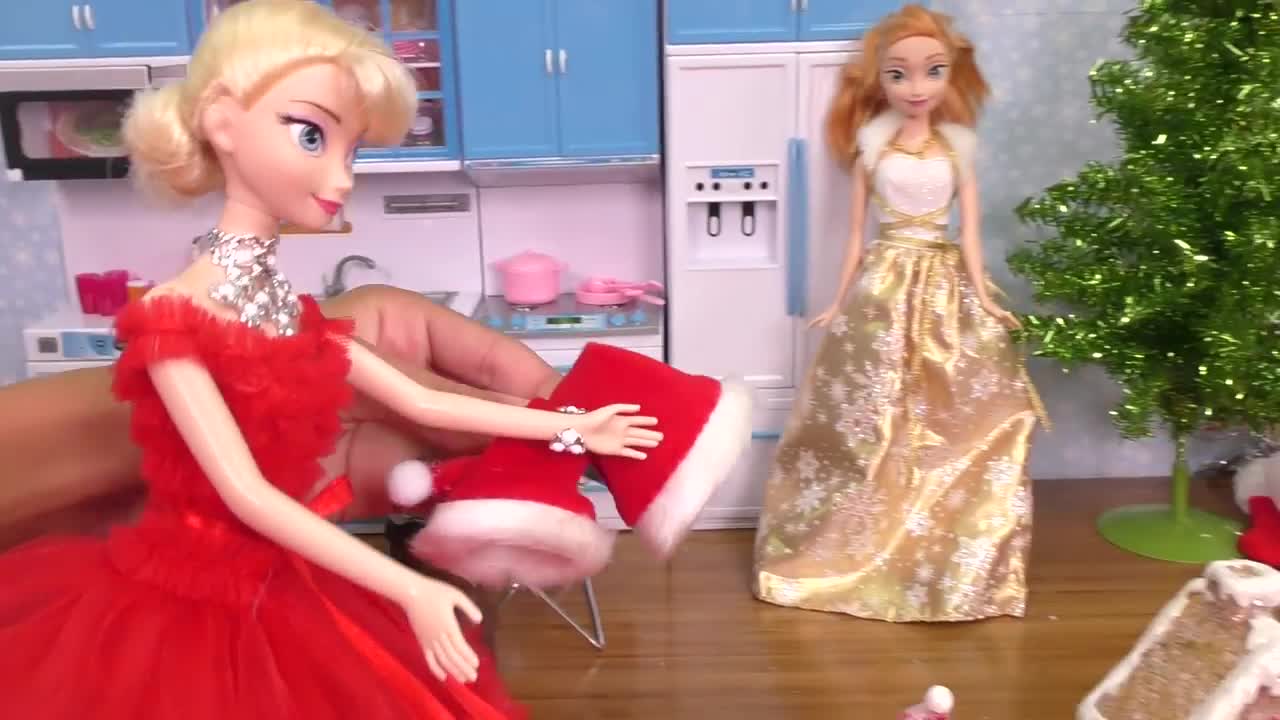 Christmas ! Elsa and Anna toddlers - what happens to Santa ? Gifts - decorations - tree