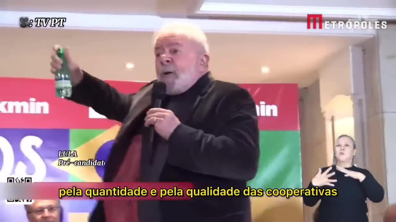 Fotógrafo tenta tirar garrafa de água das mãos de Lula e ex-presidente o repreende