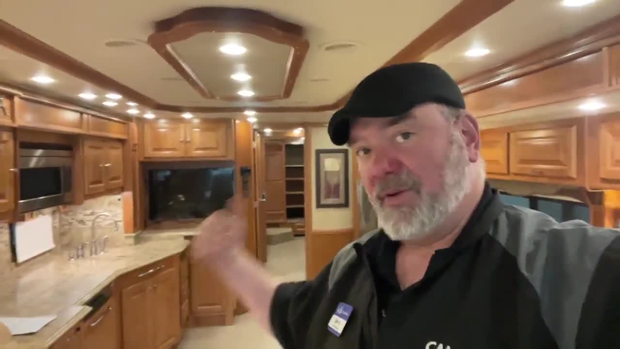 A DIFFERANT ANGLE | 2014 TIFFIN PHOETAN CLASS A DIESEL