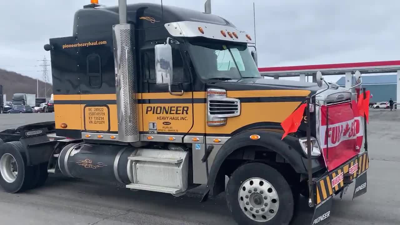 Freedom Convoy heading to Peace Bridge