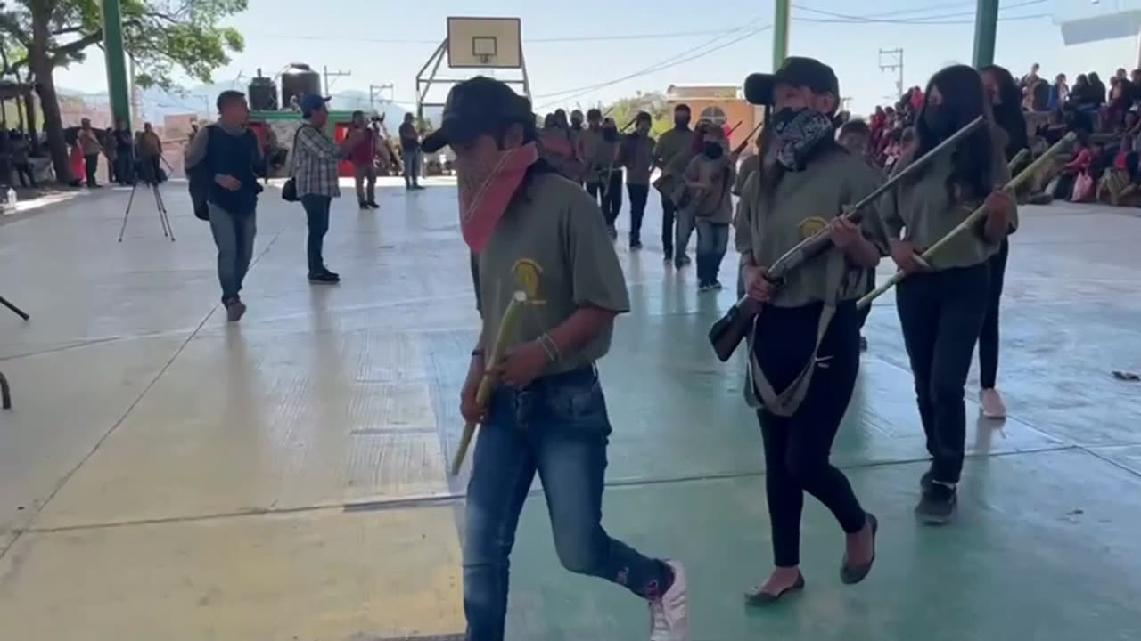 Niños de estado mexicano de Guerrero reciben armas para defenderse del crimen organizado