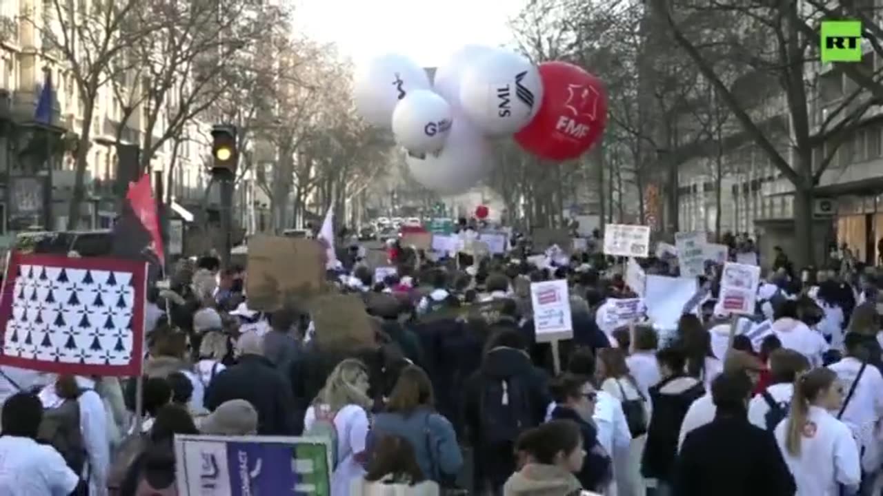 FRANCE - Thousands of doctors are protesting in Paris changing “Save medicine”