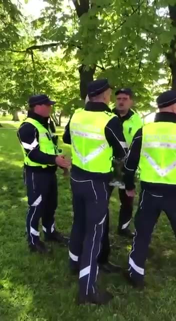 Detienen anciano en Letonia por llevar flores a monumento