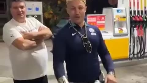 Cigány "koronázás" egy pécsi benzinkúton, "0 km-es BMW" az ajándék
