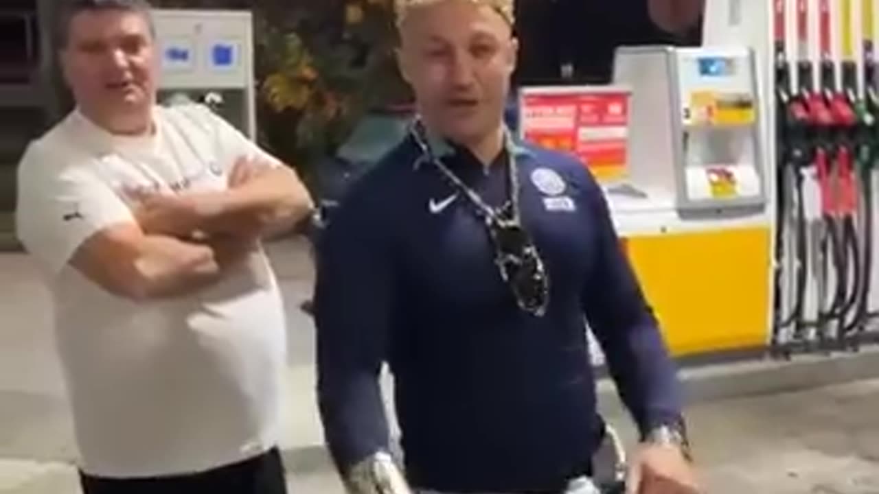 Cigány "koronázás" egy pécsi benzinkúton, "0 km-es BMW" az ajándék