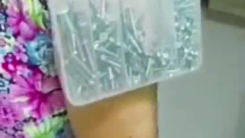 Pubblichiamo oggi l'ennesimo video sul fenomeno magnetico causato dai 'vaccini'.