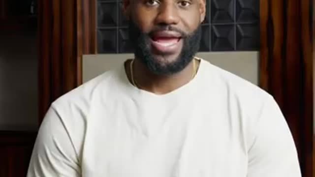 Lebron_James_having_lunch_with_his_family_members_😍