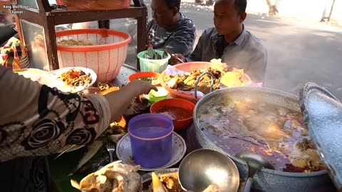 SELLING USING A CARTOON BESIDE THE ROAD WHICH EAT UNTIL THE QUEUE FOR SEATING