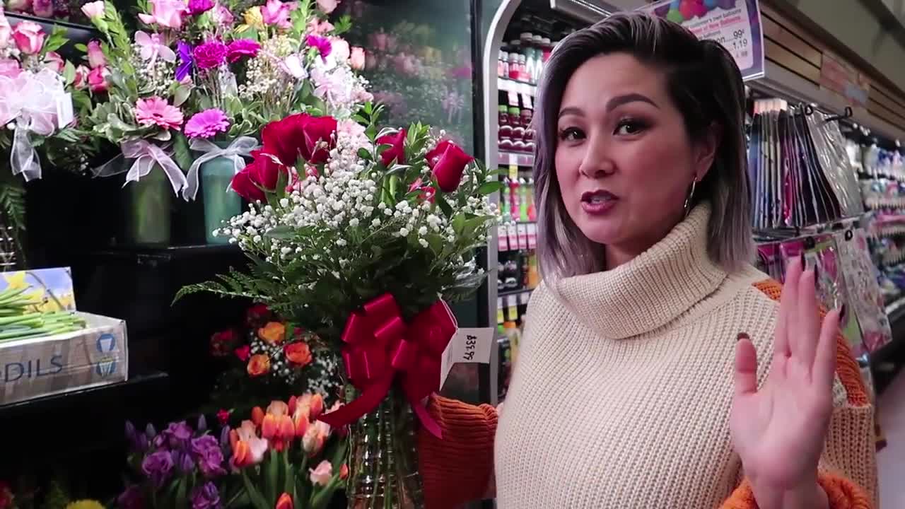 DIY FLOWER ARRANGEMENT under $30 with Grocery Store Flowers | Julie Khuu