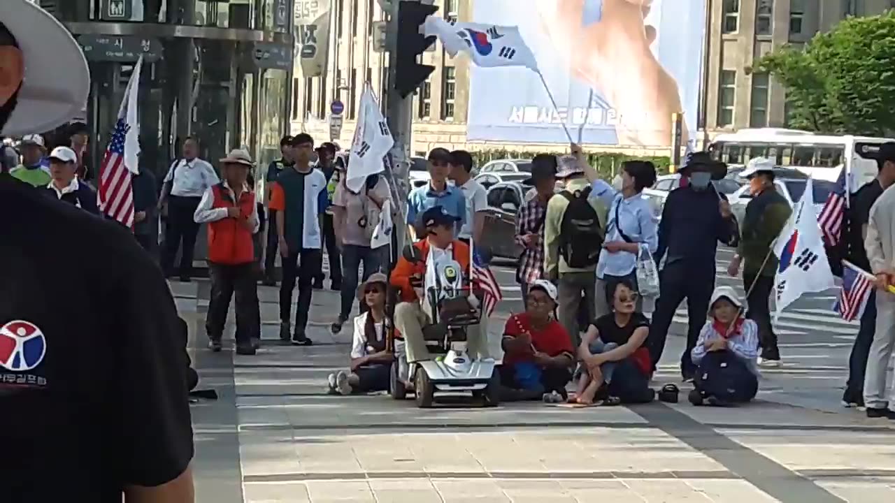 20180606_V3_S11(kDYUrwl1Yag)세계적인 기타리스트 현충일 추모 대한문 음악제에 나타나다!!!