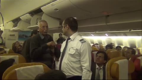 Two Asians Fight “Caught ” Qator Airline Flight