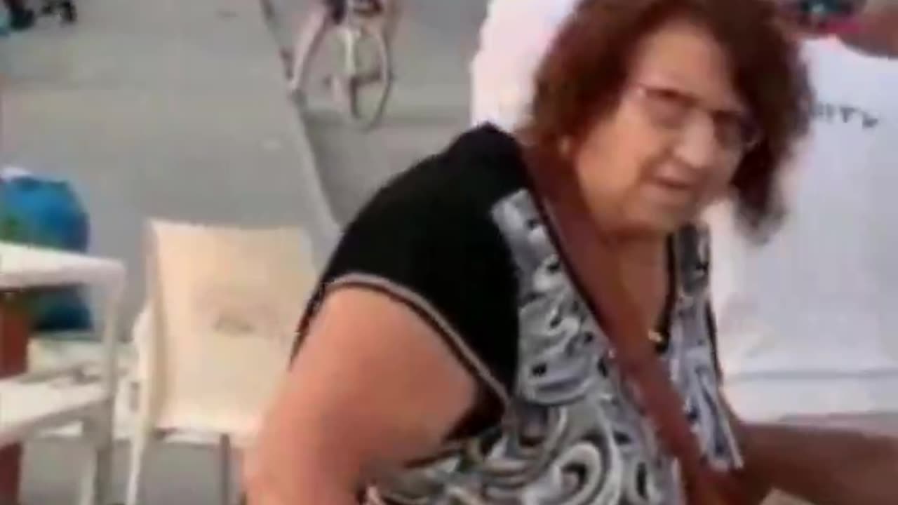 Cultural enricher harasses the wrong Italian who educates him. Education is important.