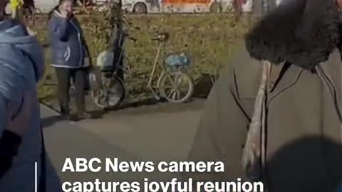 James Longman encounters special moment while interviewing activist in Kherson l ABC News