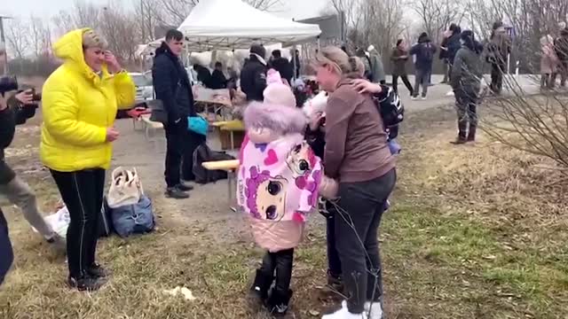 Mother reunites with children at Ukraine border