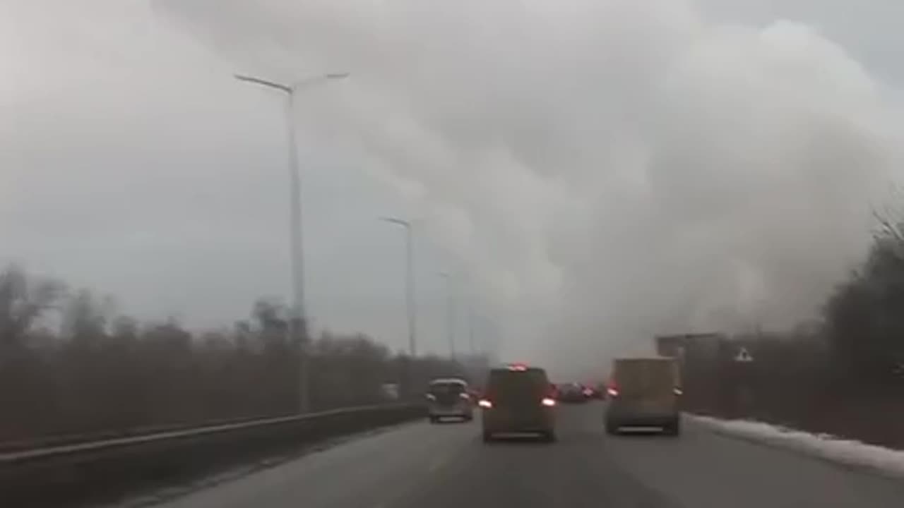 US🇺🇸 HIMARS Firing From A Road While Civilians Are There & Blocking The Road🇺🇦☠️👀
