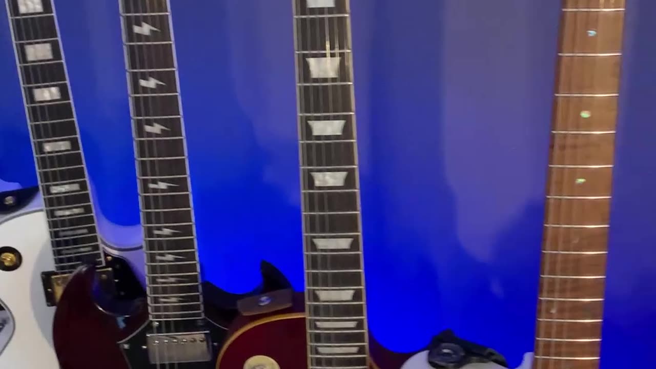 31 guitars in 45 seconds - Behind the scenes at the Gear Report Studio