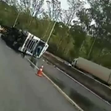 Carreta carregada com garrafas de cerveja tomba na rodovia Fernão Dias