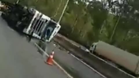 Carreta carregada com garrafas de cerveja tomba na rodovia Fernão Dias